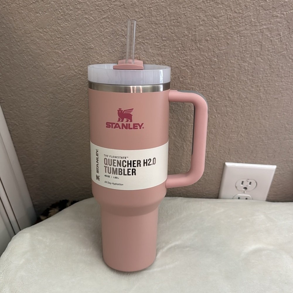 NWT 40 Oz Stanley Dusk Pink w grey on handle. Quencher Tumbler